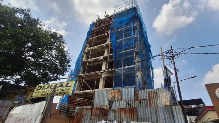 Empat pekerja tewas dalam glonteng atau tanki penampungan air proyek bangunan di Jagakarsa, Jaksel. Polisi mengusut dugaan kelalaian kecelakaan kerja itu. (ANTARA/Luthfia MP)