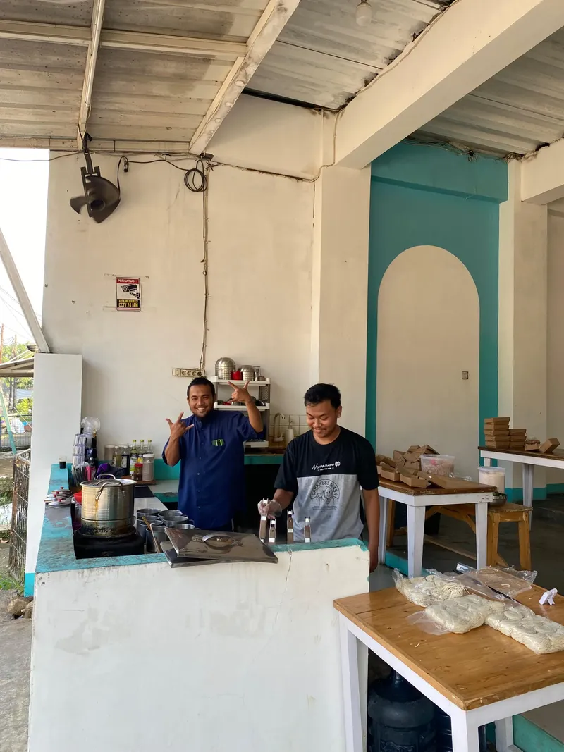 Ex banker sukses jualan mie ayam.