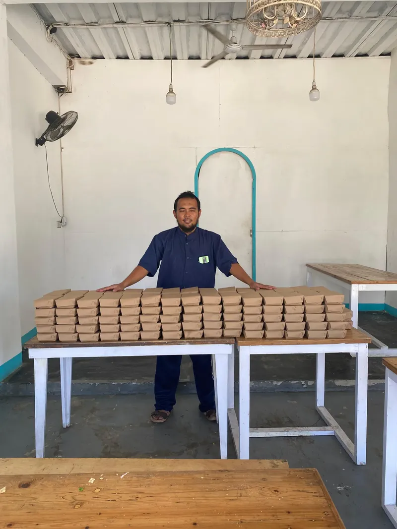 Ex banker sukses jualan mie ayam. Ex banker sukses jualan mie ayam.