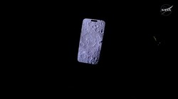 Astronaut Artemis II Jepret Bulan dari Dekat Pakai iPhone 17 Pro Max