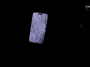 Astronaut Artemis II Jepret Bulan dari Dekat Pakai iPhone 17 Pro Max