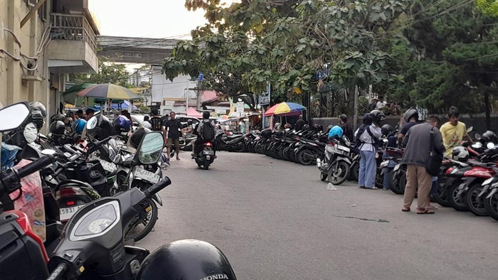 Foto: Parkir berlapis di Jalan Veteran, Kelurahan Gang Buntu Kecamatan Medan Timur. (Rechtin Hani Ritonga/detikSumut)