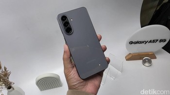 Galaxy A57 warna Awesome Gray menyapa. Foto: Adi FR/detikINET