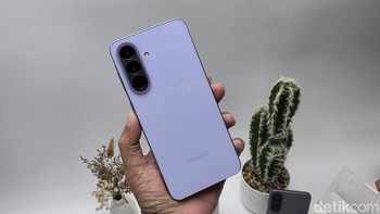 Perkenalkan ini Galaxy A57 versi Awesome Lilac.Foto: Adi FR/detikINET
