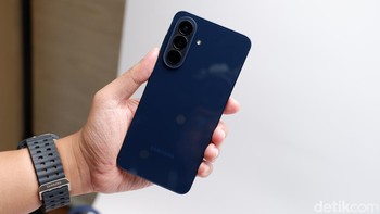 Perkenalkan ini warna jagoan dari Galaxy A57, Awesome Navy. Foto: Adi FR/detikINET