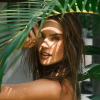 Alessandra diketahui memiliki brand beachwear GAL Floripa yang diluncurkan pada Maret 2019. Merintisnya bersama sang saudari, Aline Ambrosio, dan sahabat mereka, Gisele Córiam merek tersebut terinspirasi dari kampung halaman mereka di Florianópolis, Brasil. (Foto: Instagram/@alessandraambrosio)