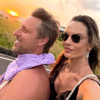 Sebuah cincin melingkari jari manisnya juga menjadi sorotan. Aksesori tersebut menimbulkan spekulasi bahwa ibu dua anak ini sudah bertunangan dengan Buck Palmer, seorang desainer perhiasan yang juga ikut berlibur di Bali. (Foto: Instagram/@alessandraambrosio)