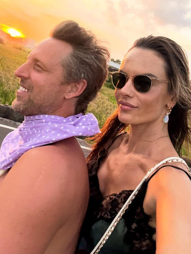 Sebuah cincin melingkari jari manisnya juga menjadi sorotan. Aksesori tersebut menimbulkan spekulasi bahwa ibu dua anak ini sudah bertunangan dengan Buck Palmer, seorang desainer perhiasan yang juga ikut berlibur di Bali. (Foto: Instagram/@alessandraambrosio)