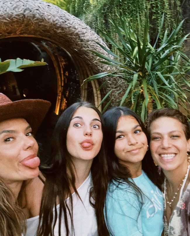 Bali menjadi destinasi pilihan model ternama Alessandra Ambrosio untuk menikmati liburan bersama keluarga. Ia sempat membagikan foto-foto momen tersebut di Instagram baru-baru ini. (Foto: Instagram/@alessandraambrosio)