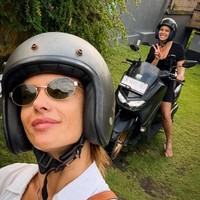 Traveling (in style) like locals. Bermotoran ke mana-mana selama di Bali, perempuan 44 tahun ini pilih outfit yang laid-back seperti kemeja putih dengan kancing kerah yang terbuka, serta kacamata hitam klasik. (Foto: Instagram/@alessandraambrosio)