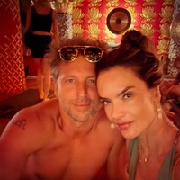 Sumber terdekat mengatakan bahwa jika pun Alessandra sudah bertunangan, ia belum memberi tahu lingkaran pertemanannya. Meski begitu, banyak yang menilai hubungan mereka mengarah ke jenjang pernikahan. “Mereka sangat serius dan saling mencintai. Ini bisa jadi petunjuk besar bahwa mereka menuju pernikahan,” ujar sumber tersebut. Ia juga menduga cincin yang dikenakan Ambrosio kemungkinan besar adalah hasil desain Palmer sendiri. (Foto: Instagram/@alessandraambrosio)