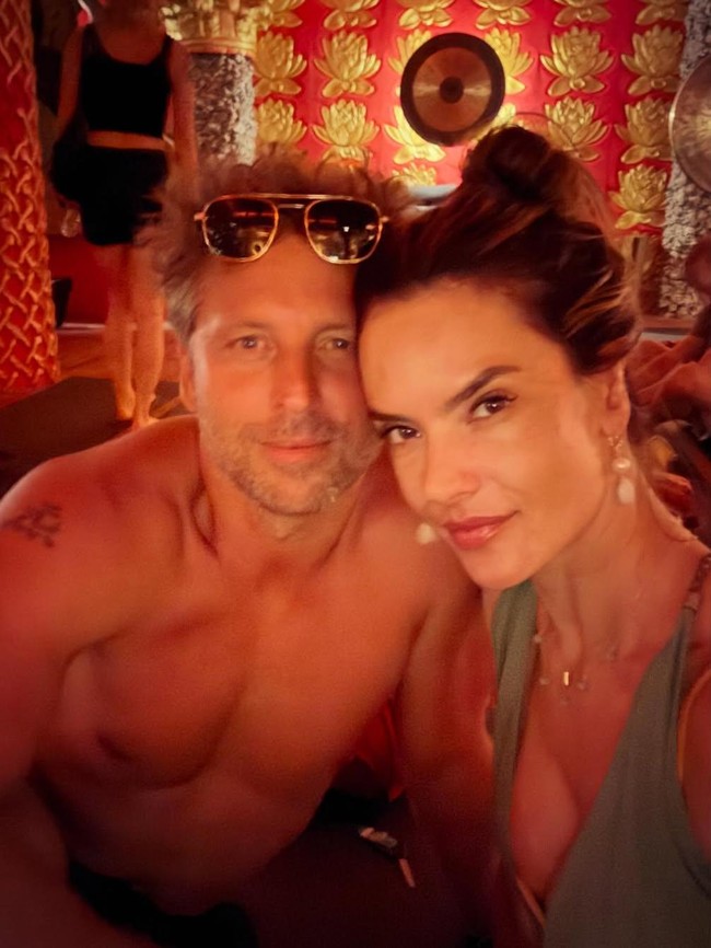 Sumber terdekat mengatakan bahwa jika pun Alessandra sudah bertunangan, ia belum memberi tahu lingkaran pertemanannya. Meski begitu, banyak yang menilai hubungan mereka mengarah ke jenjang pernikahan. “Mereka sangat serius dan saling mencintai. Ini bisa jadi petunjuk besar bahwa mereka menuju pernikahan,” ujar sumber tersebut. Ia juga menduga cincin yang dikenakan Ambrosio kemungkinan besar adalah hasil desain Palmer sendiri. (Foto: Instagram/@alessandraambrosio)