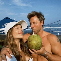 “Bali…at first light ✨☀️,” tulisnya di caption, sekaligus mengungkap bahwa foto-foto tersebut diambil oleh Palmer. Daily Mail mengabarkan, hubungan keduanya disebut semakin serius. Alessanra dan Palmer mulai berkencan sejak akhir 2024, dan go public di Instagram saat Ambrosio mengungkapkan rasa cintanya lewat unggahan ulang tahun sang kekasih pada Desember lalu. Alessandra sebelumnya bertunangan dengan pebisnis Jamie Mazur dari 2008 hingga 2018. (Foto: Instagram/@alessandraambrosio)