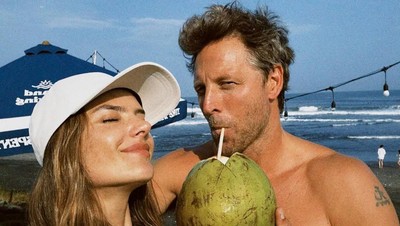 Gaya Seksi Alessandra Ambrosio Liburan di Bali, Diduga Pamer Cincin Tunangan