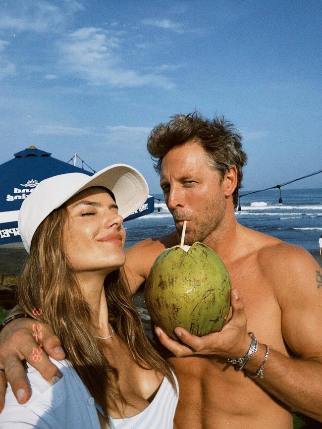 Gaya Seksi Alessandra Ambrosio Liburan di Bali, Diduga Pamer Cincin Tunangan