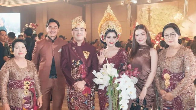 Acara pernikahan putri Ajik Krisna ramai dihadiri rekan artis. Felicya Angelista dan Hito Caesar memilih tampil kompak kenakan busana bernuansa coklat. Felicya tampil cantik dengan dress satin tanpa lengan. Foto: Instagram