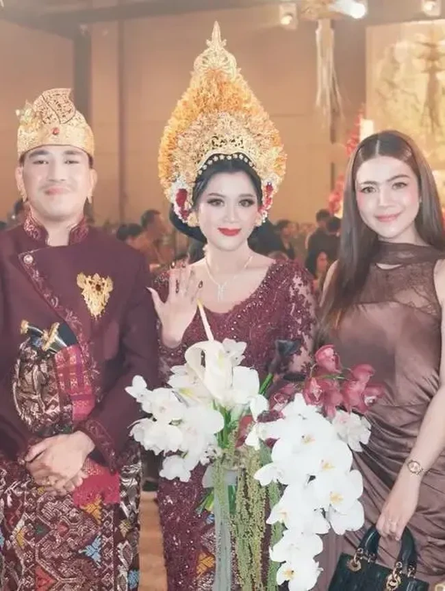 Gaya Artis di Pernikahan Anak Bos Bali, Nagita Memukau Pakai Dress Kuning