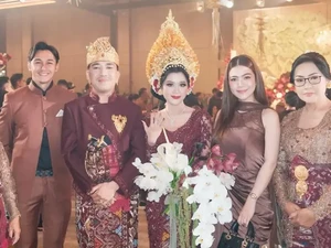 Gaya Artis di Pernikahan Anak Bos Bali, Nagita Memukau Pakai Dress Kuning