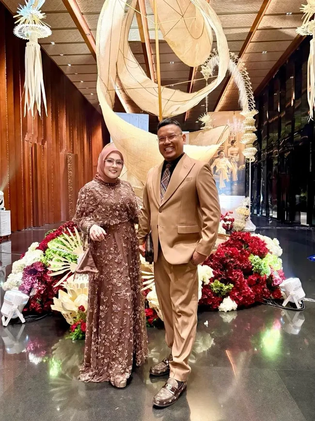 Selanjutnya ada Astrid dan Uya Kuya. Pasangan artis itu juga memilih tampil couple dengan busana bernuansa coklat. Uya Kuya tampil dengan setelan jas, sementara Astrid memilih dress panjang yang dipenuhi dengan bordiran bunga. Foto: Instagram