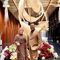 Selanjutnya ada Astrid dan Uya Kuya. Pasangan artis itu juga memilih tampil couple dengan busana bernuansa coklat. Uya Kuya tampil dengan setelan jas, sementara Astrid memilih dress panjang yang dipenuhi dengan bordiran bunga. Foto: Instagram