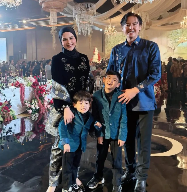 Cut Meyriska dan Roger Danuarta mengajak serta kedua anak mereka. Roger dan kedua putranya tampil dalam balutan busana bernuansa biru dan hitam. Sementara Cut Meyriska memilih gaya tradisional kenakan kebaya velvet hitam. Foto: Instagram