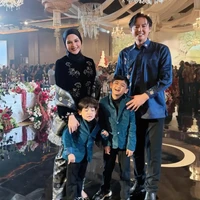 Cut Meyriska dan Roger Danuarta mengajak serta kedua anak mereka. Roger dan kedua putranya tampil dalam balutan busana bernuansa biru dan hitam. Sementara Cut Meyriska memilih gaya tradisional kenakan kebaya velvet hitam. Foto: Instagram