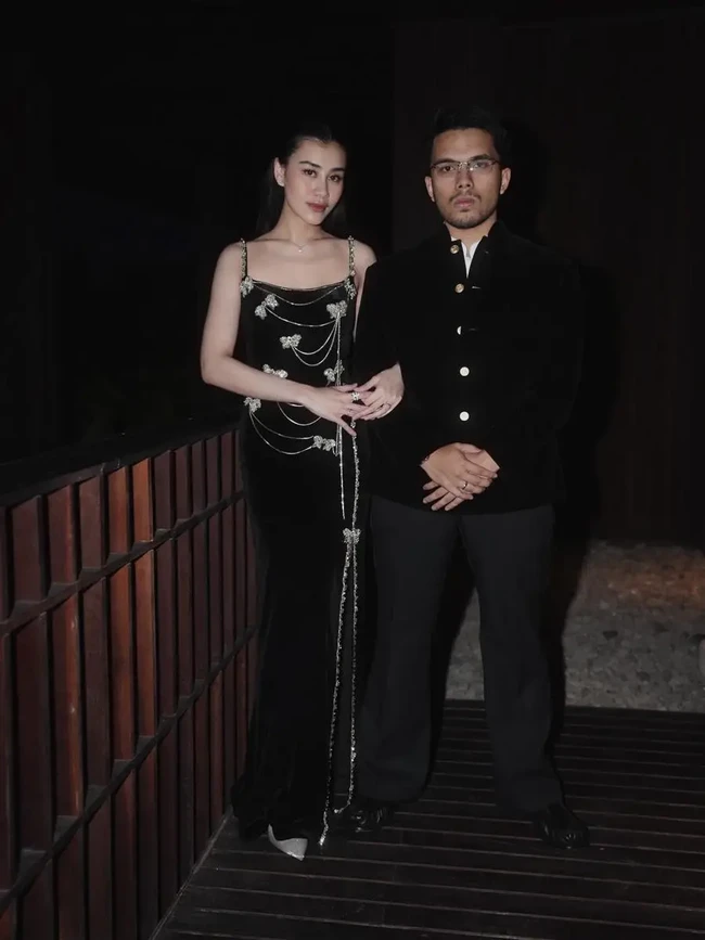 Aaliyah Massaid dan Thariq Halilintar juga terlihat hadir. Keduanya memilih tampil simpel elegan dengan busana berwarna hitam. Aaliyah tampil cantik dengan dress hitam tanpa lengan. Dress tersebut dipermanis dengan aksen rantai dan bentuk menyerupai pita. Foto: Instagram