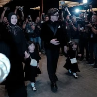 Warna hitam juga menjadi pilihan Atta dan keluarganya saat kondangan ke pernikahan anak Ajik Krisna. Bersama kedua putrinya, Atta dan Aurel tampil kompak berbusana serba hitam. Foto: Instagram