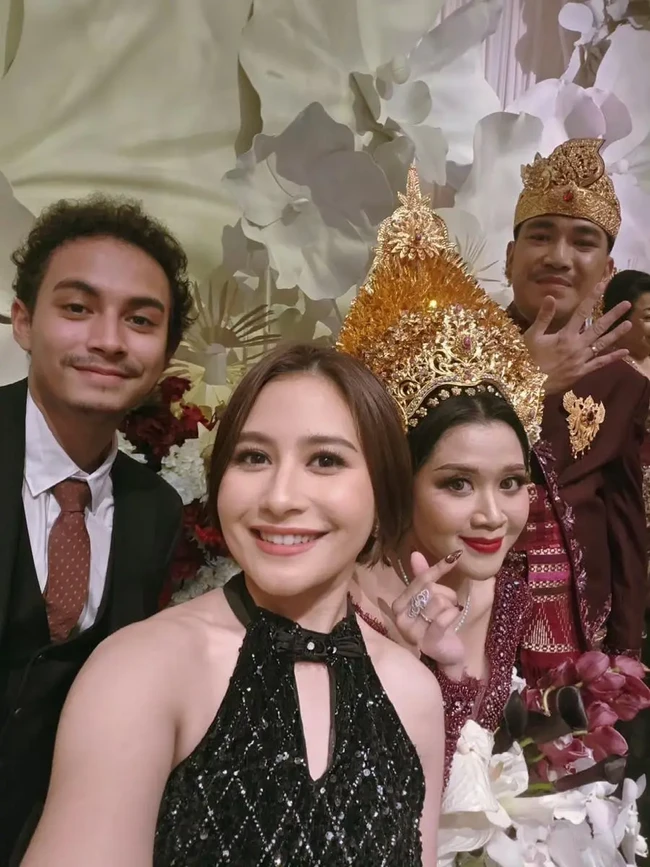 Prilly Latuconsina hadir bersama kekasihnya, Omara Esteglal. Prilly memilih sequin dress berpotongan halter neck warna hitam. Penampilannya terlihat simpel dengan rambut pendek dan riasan soft glam. Foto: Instagram