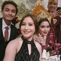 Prilly Latuconsina hadir bersama kekasihnya, Omara Esteglal. Prilly memilih sequin dress berpotongan halter neck warna hitam. Penampilannya terlihat simpel dengan rambut pendek dan riasan soft glam. Foto: Instagram