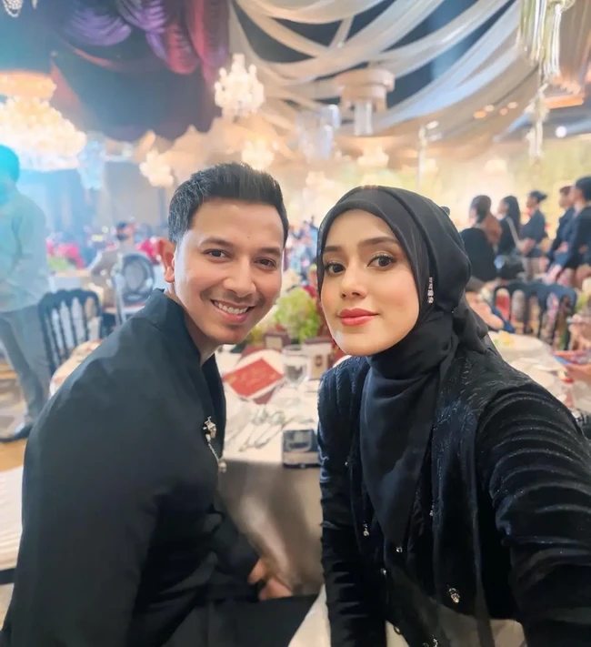 Fairuz A Rafiq dan suaminya, Sonny Septian, juga hadir dengan kenakan busana kompak berwarna hitam. Fairuz tampil anggun lengkap dengan hijab yang menutup kepalanya. Foto: Instagram