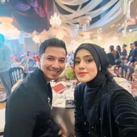 Fairuz A Rafiq dan suaminya, Sonny Septian, juga hadir dengan kenakan busana kompak berwarna hitam. Fairuz tampil anggun lengkap dengan hijab yang menutup kepalanya. Foto: Instagram