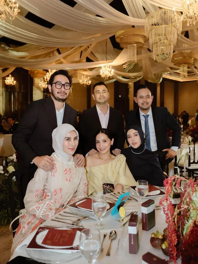 Penampilan Nagita Slavina tak kalah curi atensi dengan dress kuning sabrina. Ia tampak berpose bersama suaminya, Raffi Ahmad, serta Syahnaz, Jeje, Shandy Purnamasari, dan Gilang Juragan 99. Foto: Instagram