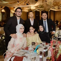 Penampilan Nagita Slavina tak kalah curi atensi dengan dress kuning sabrina. Ia tampak berpose bersama suaminya, Raffi Ahmad, serta Syahnaz, Jeje, Shandy Purnamasari, dan Gilang Juragan 99. Foto: Instagram