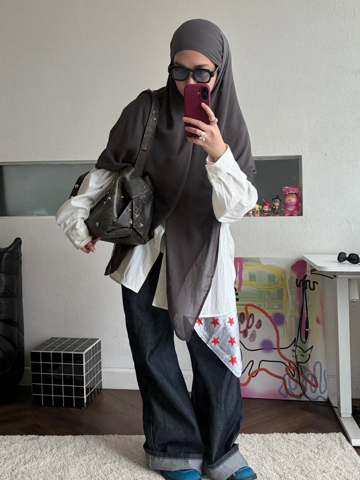 Gaya padu padan khiban dan outfit ala Intan Khasanah.