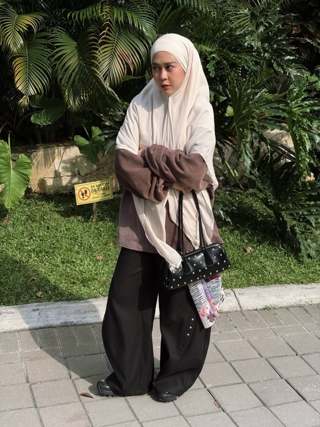 Gaya padu padan khiban dan outfit ala Intan Khasanah.