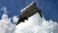 Dalam foto terbaru yang diunggah Januari 2026, proyek Tour Triangle sudah mencapai hampir 80 persen. Fasad gedung sudah terlihat yang dilapisi dengan kaca-kaca agar terlihat lebih mewah dari kejauhan. Foto: Getty Images