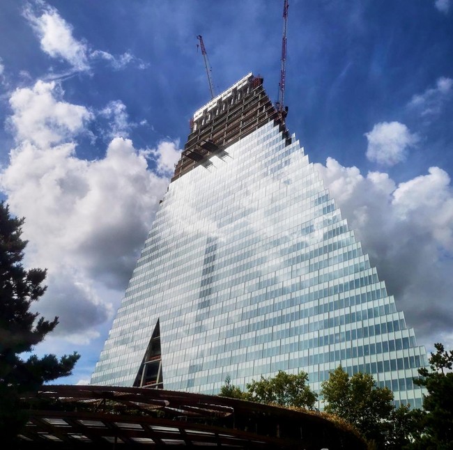 Potret Pembangunan Gedung Segitiga Raksasa yang Dikecam Warga Paris