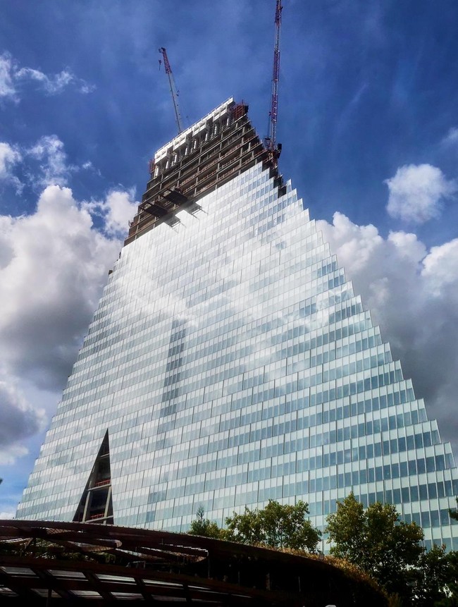 Potret Pembangunan Gedung Segitiga Raksasa yang Dikecam Warga Paris