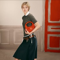 Sosoknya sekilas mirip Twiggy, model legendaris yang jadi ikon fashion sejak kemunculannya di era 1960-an hingga sekarang. Foto: Dok. Miu Miu
