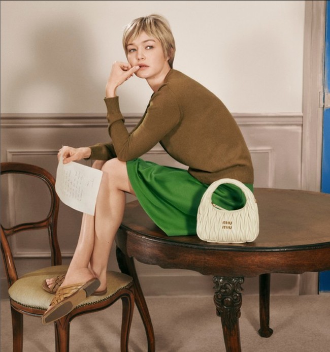 Gigi Hadid didapuk jadi model utama untuk kampanye koleksi terbaru tas Miu Miu 2026. Foto: Dok. Miu Miu
