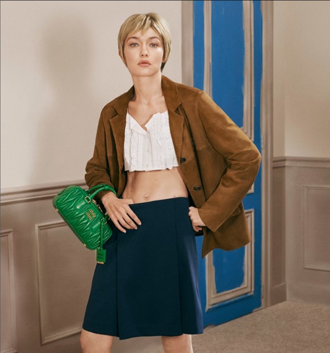 Gigi Hadid kemungkinan memakai wig untuk kampanye ini, namun ditata sedemikian rupa sehingga hasilnya tampak alami. Foto: Dok. Miu Miu