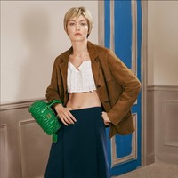 Gigi Hadid kemungkinan memakai wig untuk kampanye ini, namun ditata sedemikian rupa sehingga hasilnya tampak alami. Foto: Dok. Miu Miu