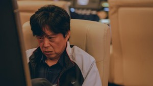 Ketika kasus penyelundupan emas mencuat, dia berpikir keras gimana hal ini akan menguntungkannya sebelum mutusin buat terlibat. (Foto: dok. Disney+)