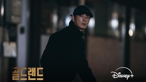 Lee Hyun Wook memerankan Lee Do Kyung, pacar Hee Joo yang selalu bikin pilihan-pilihan berbahaya. (Foto: dok. Disney+)