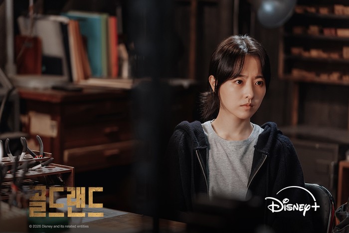 Adegan dalam drama Korea Disney+ Gold Land.