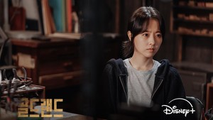 Orang-orang di sekitar Kim Hee Joo berebut buat mendapatkan emas haram ini. Meski dia gak seperti mereka, tapi ada dorongan ketamakan dalam dirinya yang menginginkan bagian dari harta tersebut. (Foto: dok. Disney+)