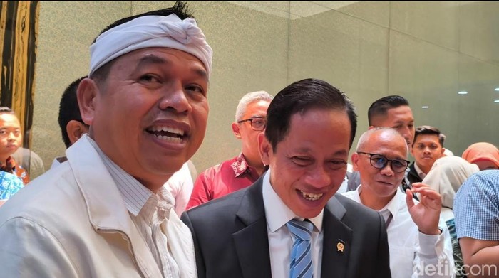 Gubernur Jawa Barat Dedi Mulyadi dan Menteri Lingkungan Hidup (LH) Hanif Faisol Nurofiq. (Kurniawan F/detikcom)