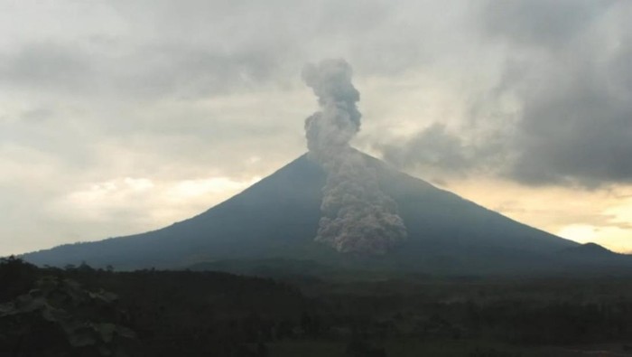 Gunung Semeru erupsi meluncurkan awan panas 4,5 km