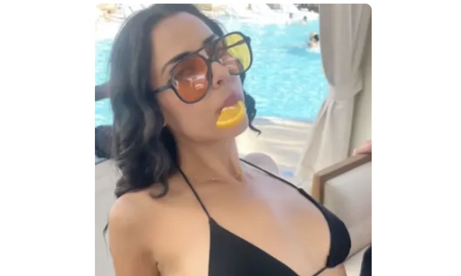 Tampil dengan bikini, Sarinasadat juga kerap mengenakan busana-busana seksi. Ia juga diketahui sempat berkeliling ke berbagai kota di AS seperti Miami, Alaska, dan Las Vegas, bahkan menghadiri ajang balap Formula 1. Meski begitu, ia dilaporkan tidak memiliki pekerjaan tetap. Foto: dok. Instagram